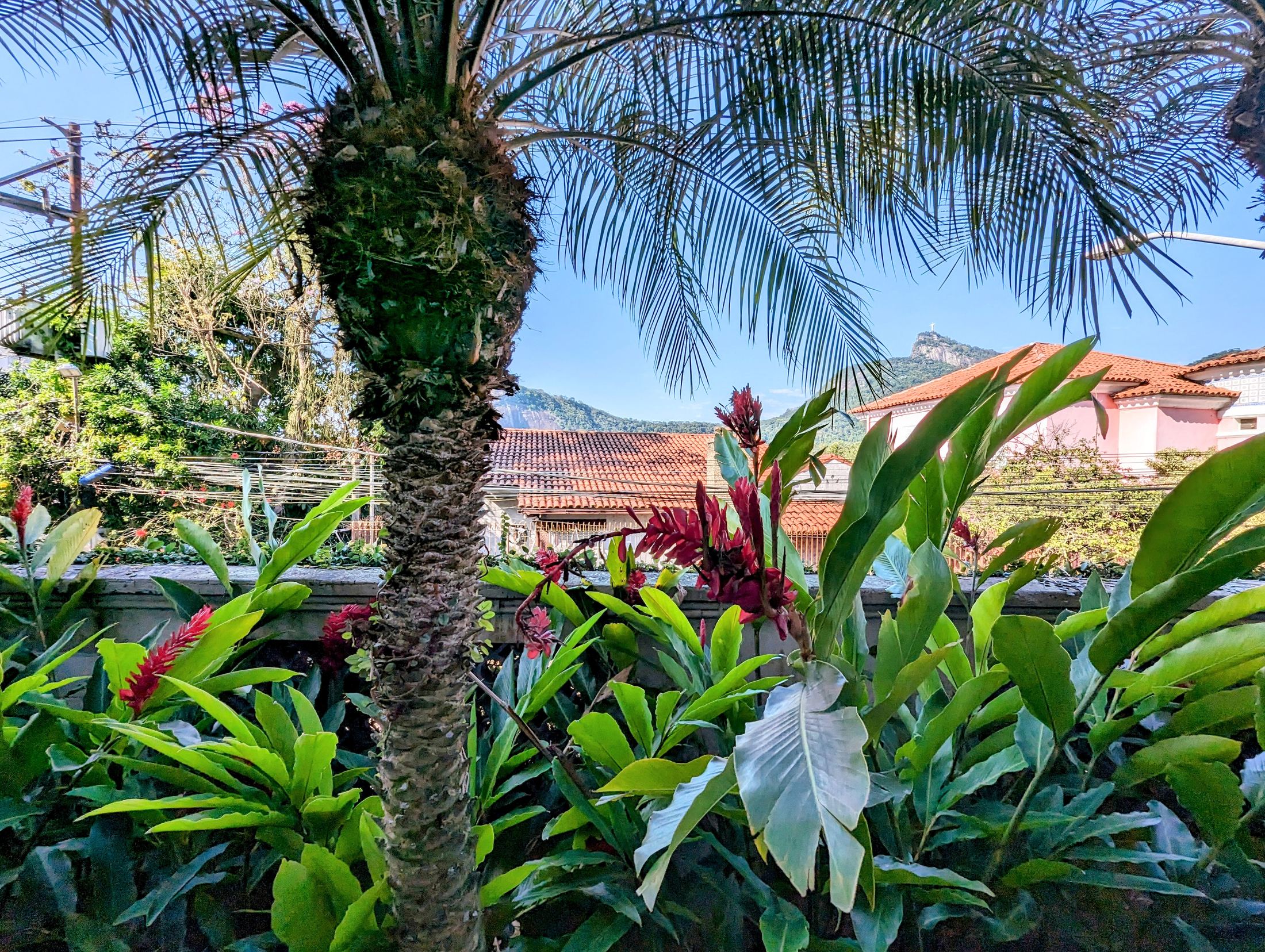 A spectacular 5-bedroom home—featuring 3 suites—with cinematic views of Christ the Redeemer and Sugarloaf Mountain. in Santa Teresa — photo 6