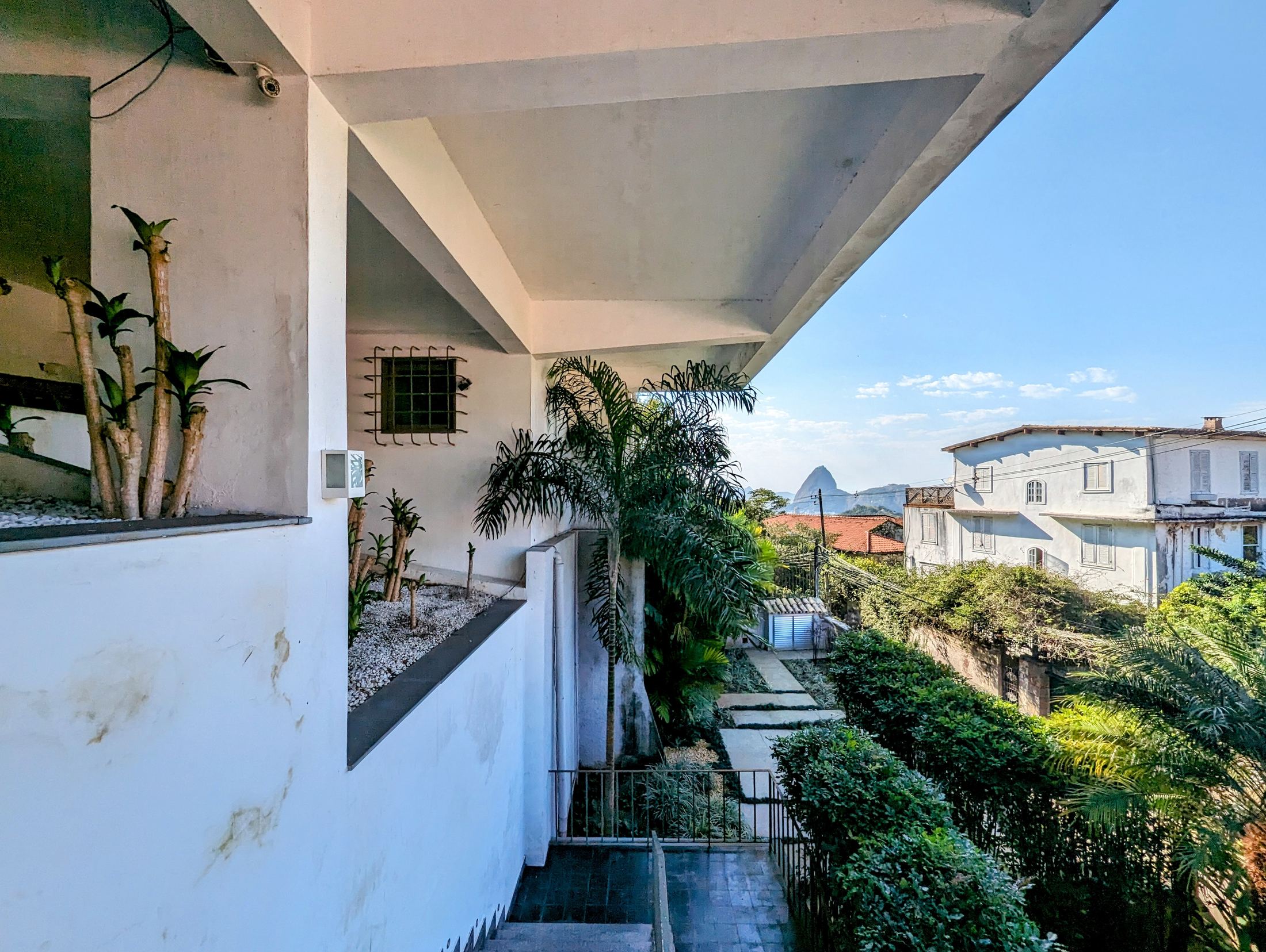 A spectacular 5-bedroom home—featuring 3 suites—with cinematic views of Christ the Redeemer and Sugarloaf Mountain. in Santa Teresa — photo 7
