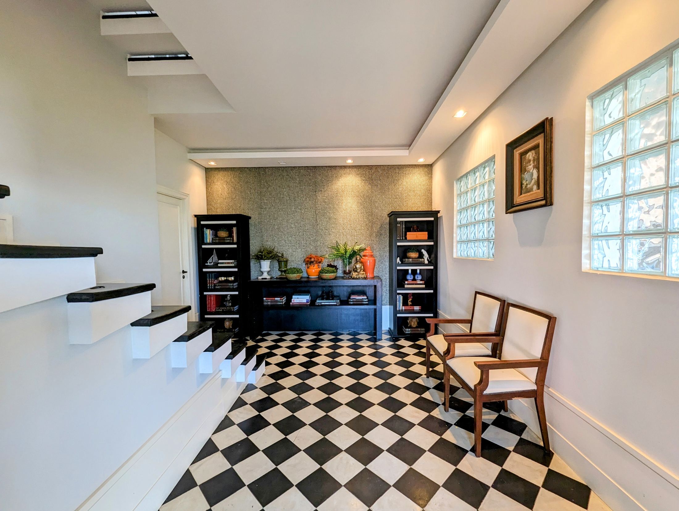 A spectacular 5-bedroom home—featuring 3 suites—with cinematic views of Christ the Redeemer and Sugarloaf Mountain. in Santa Teresa — photo 8